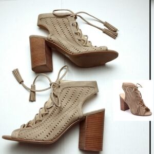 Jessica Simpson Tinnay Cream Sandals with Block Heel and Lace-Up Design 8.5M Cas